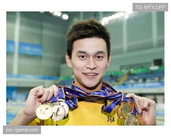 孙杨训练完直接啃鸡腿？这自律人设有点扛不住啊