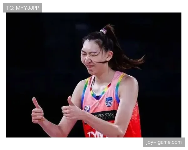 韩旭训练完直接啃鸡腿？这自律和放纵切换也太丝滑了